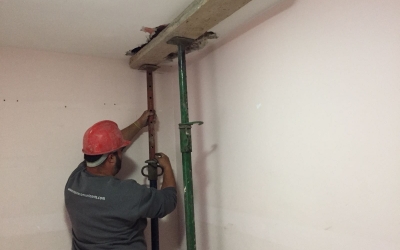 Dos manobres comencen les tasques d'apuntalament | Ràdio Sabadell